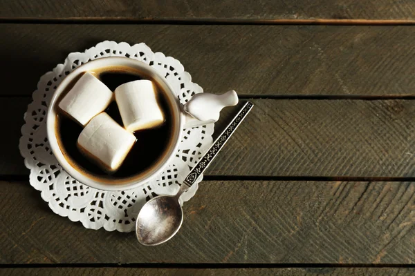 Taza de café con malvaviscos sobre fondo rústico de tablones de madera —  Fotos de Stock