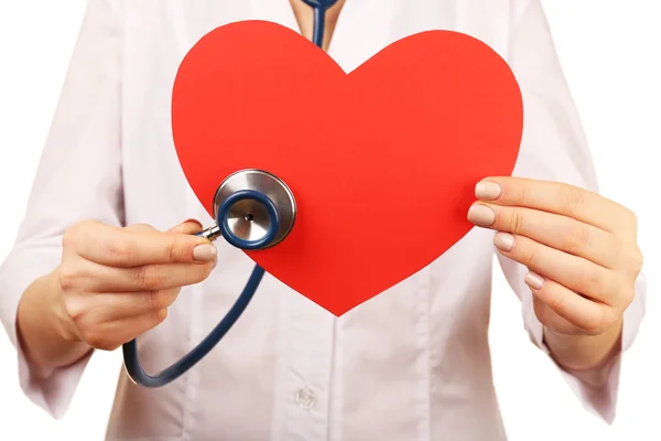 Médecin mains avec coeur et stéthoscope sur fond blanc. gros plan — Photo