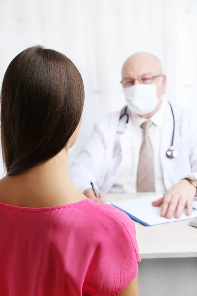 Médecin professionnel recevant le patient dans son bureau sur fond de rideau blanc — Photo