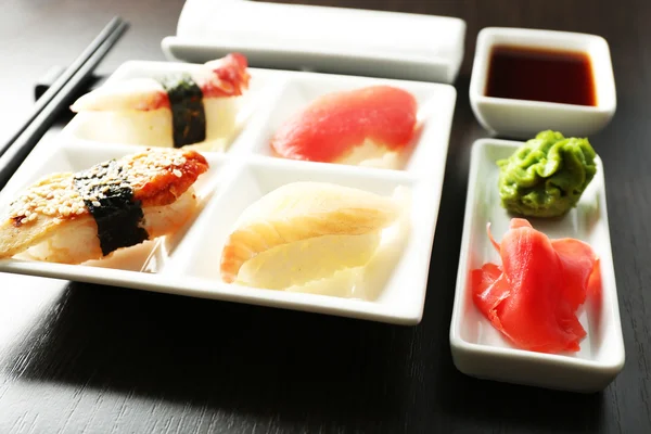 Sushi op plaat op houten tafel achtergrond — Stockfoto