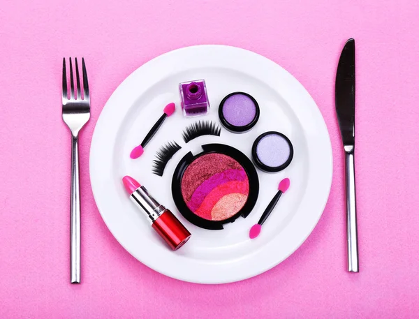 Accesorios de maquillaje en placa sobre fondo colorido —  Fotos de Stock
