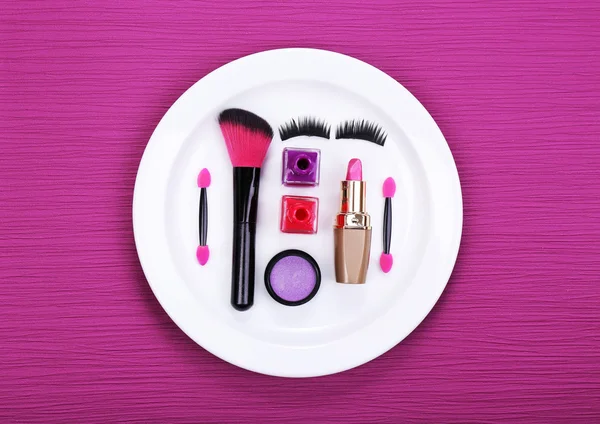 Makeup accessories on plate on colorful background — Stock Photo, Image