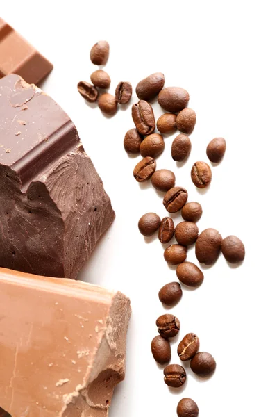 Barras de chocolate com grãos de café isolados em branco — Fotografia de Stock