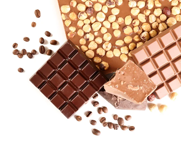 Шоколадні батончики з фундуком та кавовими зернами ізольовані на білому — стокове фото