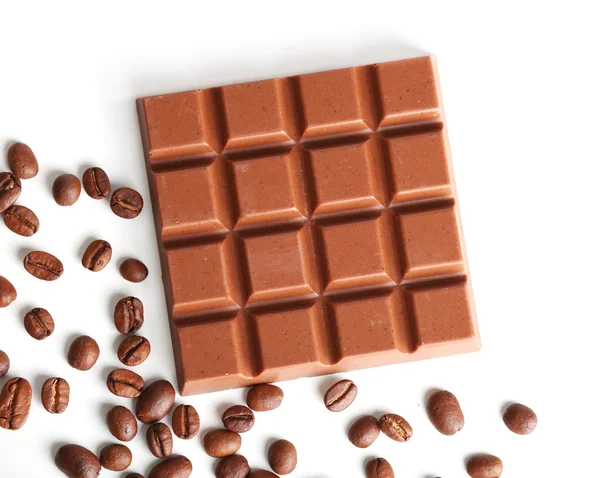 Kahve çekirdekleri üzerine beyaz izole ile sütlü çikolata bar — Stok fotoğraf