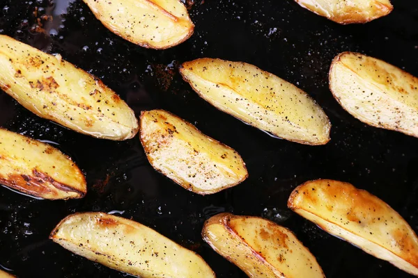 Patate al forno con spezie sulla padella da vicino — Foto Stock