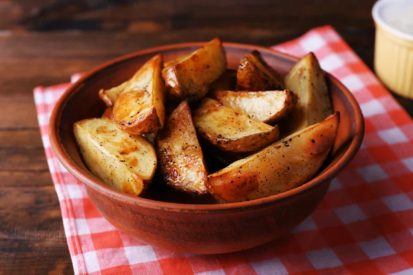 Gebakken aardappelen in kom op tafel close-up — Stockfoto