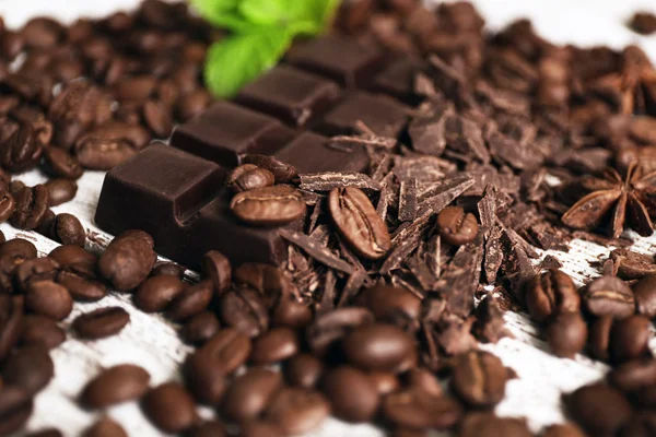Chocolate with grains and mint, closeup — Stock Photo, Image