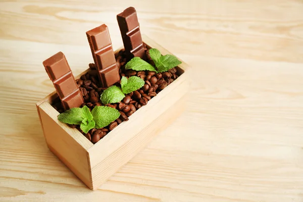 Martwa natura z zestawu czekolady w drewniane pudełko ziaren kawy na drewniane tła — Zdjęcie stockowe