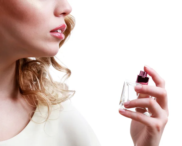 Hermosa joven con botella de perfume aislado en blanco —  Fotos de Stock