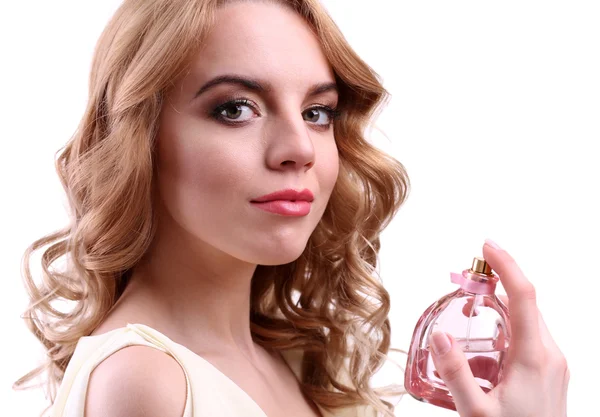 Krásná mladá žena s parfémy láhev izolovat na bílém pozadí — Stock fotografie