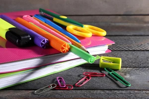 Papelería colorida sobre fondo de madera — Foto de Stock