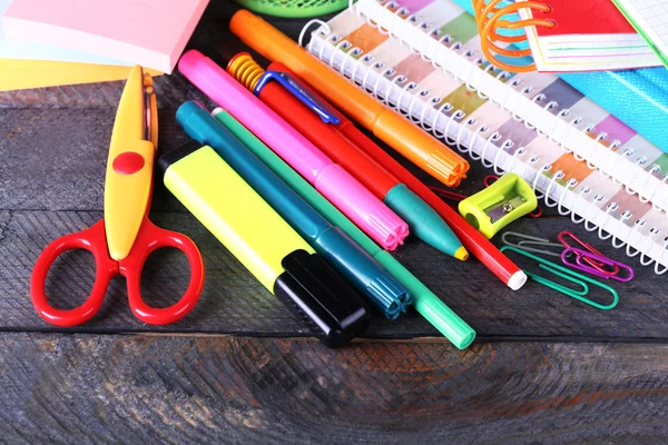 Papelería colorida sobre fondo de madera — Foto de Stock