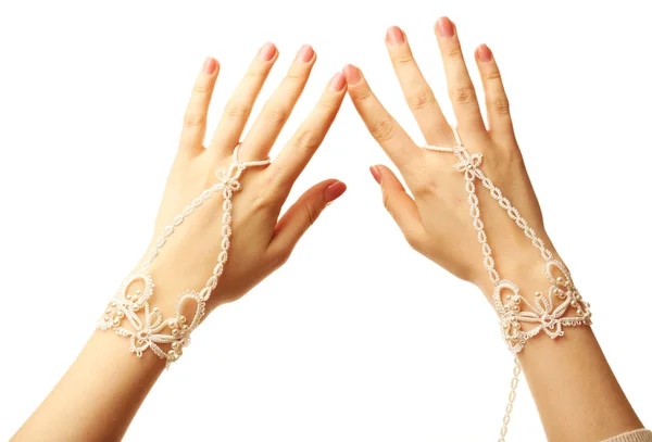 Mani femminili con bracciali isolati su bianco — Foto Stock