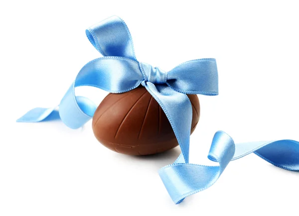 Cioccolato uovo di Pasqua con fiocco nastro di colore isolato su bianco — Foto Stock