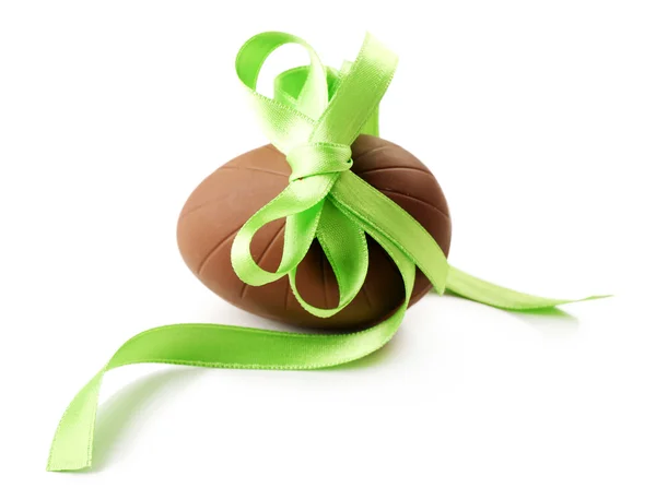 Čokoládové velikonoční vajíčko s barva stuhou luk izolované na bílém — Stock fotografie