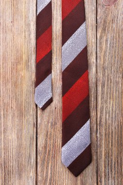 Ahşap plakalar zemin üzerine sökülen kravat