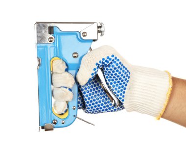 Beyaz izole erkek elinde zımba tabancası