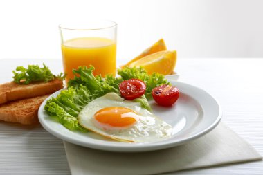 Pastırmalı yumurta renk ahşap masa arka plan üzerinde