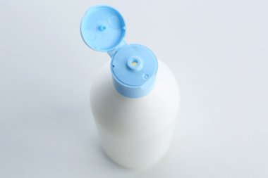 Açık kozmetik şişe üzerinde beyaz izole
