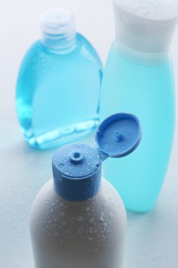 Beyaz üzerine izole edilmiş kozmetik şişeler