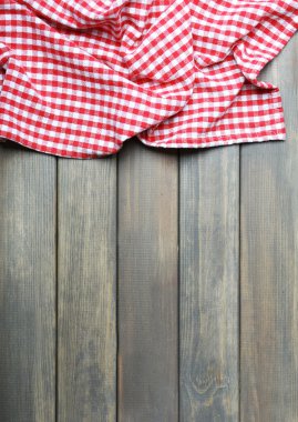 Tahta masadaki peçete.