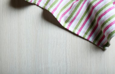 Tahta masadaki peçete.