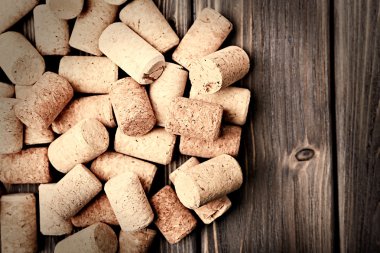 şarap mantarları ahşap arka planda