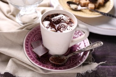 Sıcak çikolata şekerleme kupa, renk ahşap arka plan üzerinde