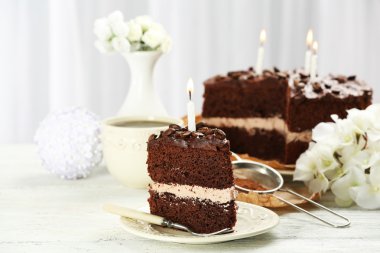 Açık renkli tablo üzerinde lezzetli çikolatalı kek