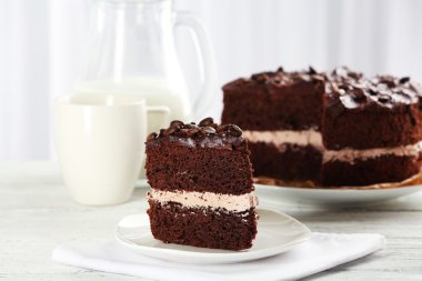 Açık renkli tablo üzerinde lezzetli çikolatalı kek