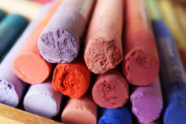 Renkli tebeşir pastel kutusunda yakın çekim