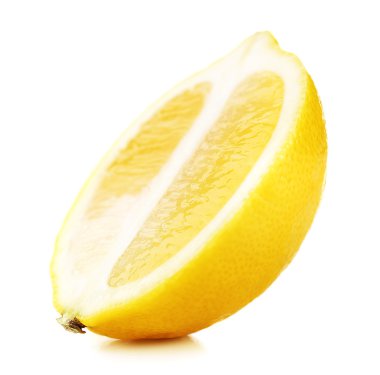 Beyaz izole limon sulu yarım