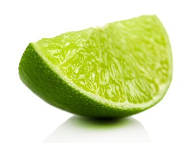 Beyaza izole edilmiş sulu bir dilim limon.