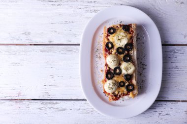 Lezzetli sandviç sebze ve peynir ahşap arka plan üzerinde plaka üzerinde