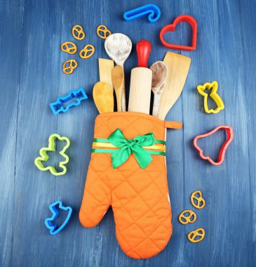 Potholder ahşap arka plan üzerinde farklı mutfak gereçleri