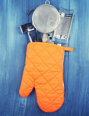 Potholder ahşap arka plan üzerinde farklı mutfak gereçleri