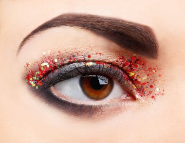 Süslü glitter makyaj, makro görünümü ile kadın göz