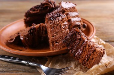 Masada tabakta lezzetli çikolatalı pasta dilimlerini yakın çekim