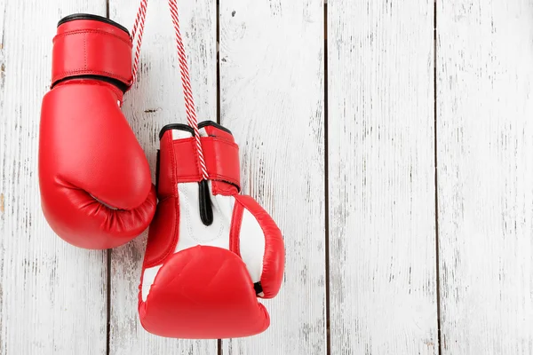 Par de guantes de boxeo sobre fondo de madera de color —  Fotos de Stock