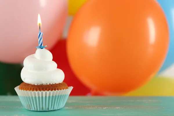 Heerlijke verjaardag cupcake op tafel op lichte achtergrond — Stockfoto