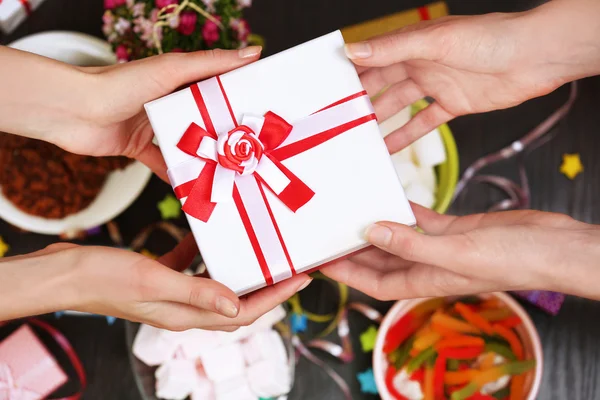 Weibliche Hände halten Geschenk in Nahaufnahme — Stockfoto