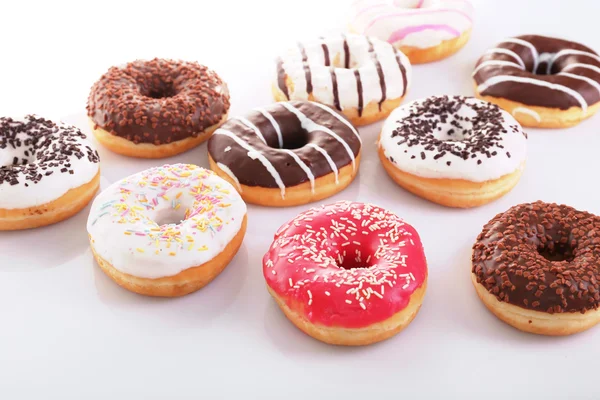 Deliciosas rosquillas con hielo aislado en blanco —  Fotos de Stock