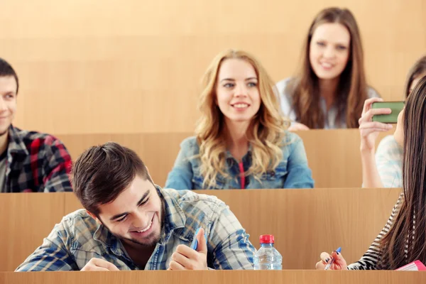 Grupp elever som sitter i klassrummet — Stockfoto