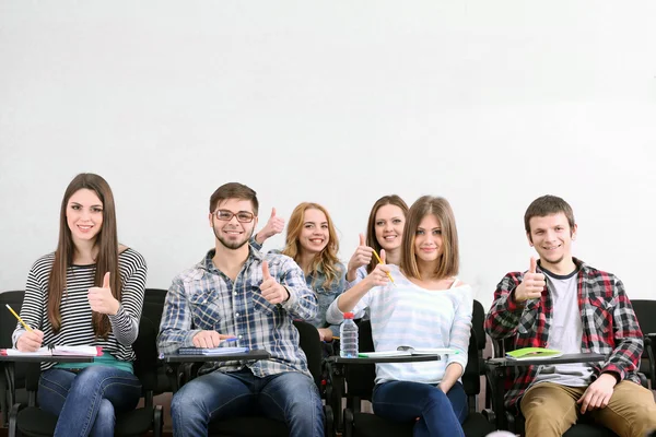 Grupo de alunos sentados em sala de aula — Fotografia de Stock