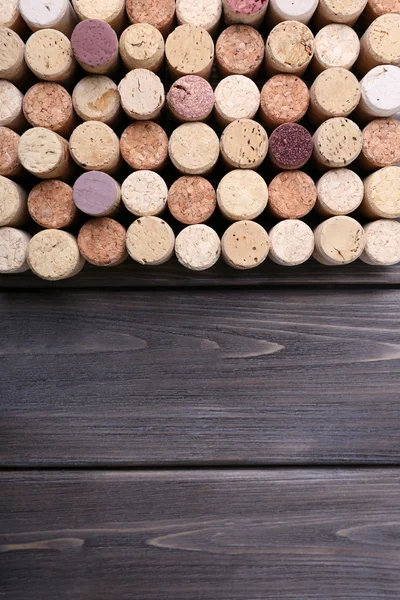 木制背景的葡萄酒软木塞 — 图库照片
