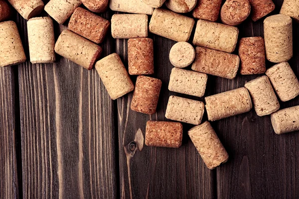 Şarap mantarları ahşap arka planda — Stok fotoğraf