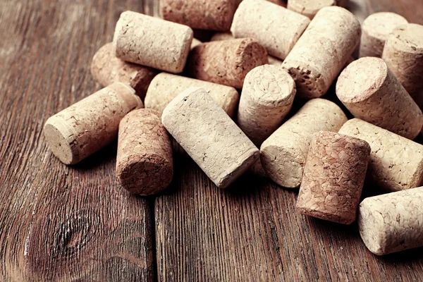 Tapones de vino sobre fondo de madera — Foto de Stock