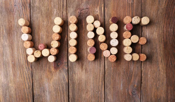 Tapones de vino sobre fondo de madera — Foto de Stock