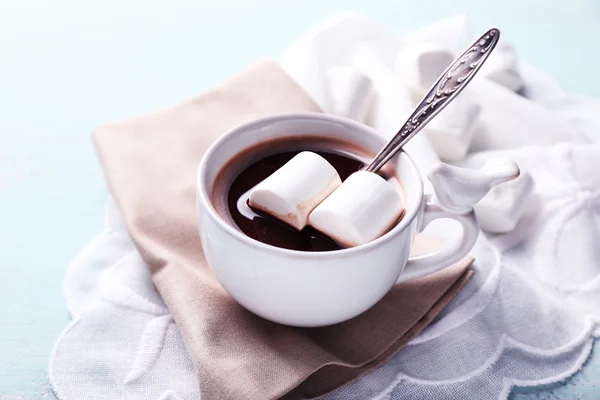 Horká čokoláda s marshmallows v hrnek, na barevné dřevěné pozadí — Stock fotografie